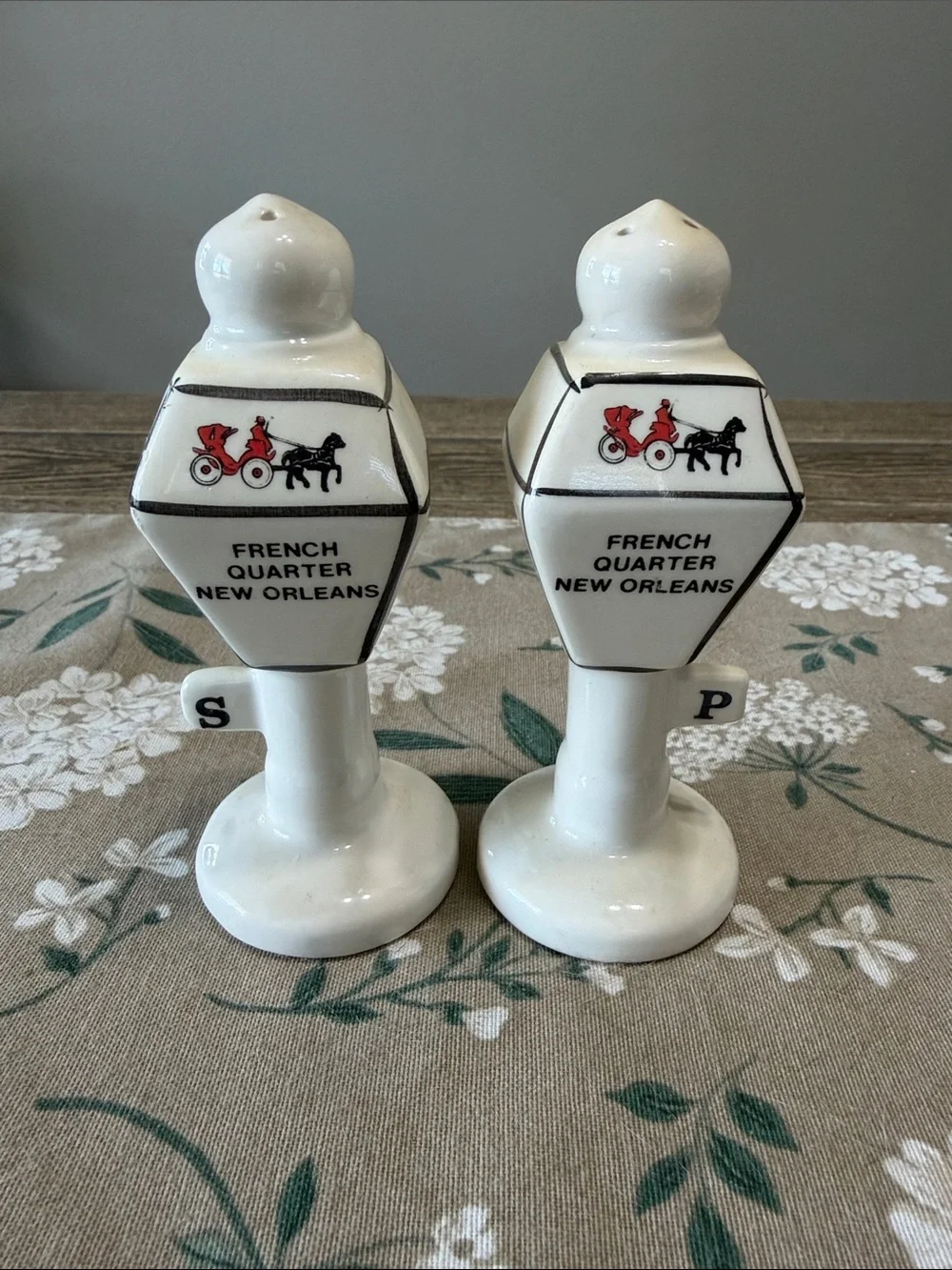 VTG French Quarter New Orleans Ceramic Salt & Pepper Shakers - White‎ Red Accent